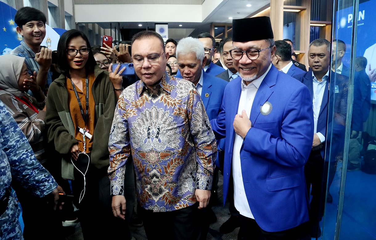 Ketua Umum Partai Amanat Nasional (PAN) Zulkifli Hasan didampingi Ketua Harian DPP Partai Gerindra yang juga Wakil Ketua DPR Sufmi Dasco Ahmad (kedua , Ketua Majelis Penasihat Partai (MPP) PAN Hatta Rajasa seusai menghadiri Rakernas I Partai Amanat Nasional (PAN) di Kantor DPP PAN, Jakarta, Selasa (31/3/2026). (Beritanasional.com/Oke Atmaja)