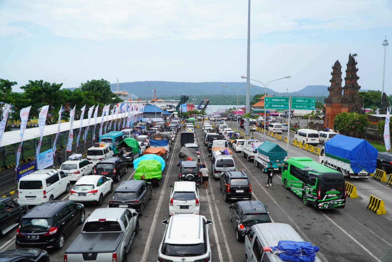 Kendaraan mengular untuk masuk ke kapal penyeberangan Gilimanuk Ketapang. (BeritaNasional/Panji)