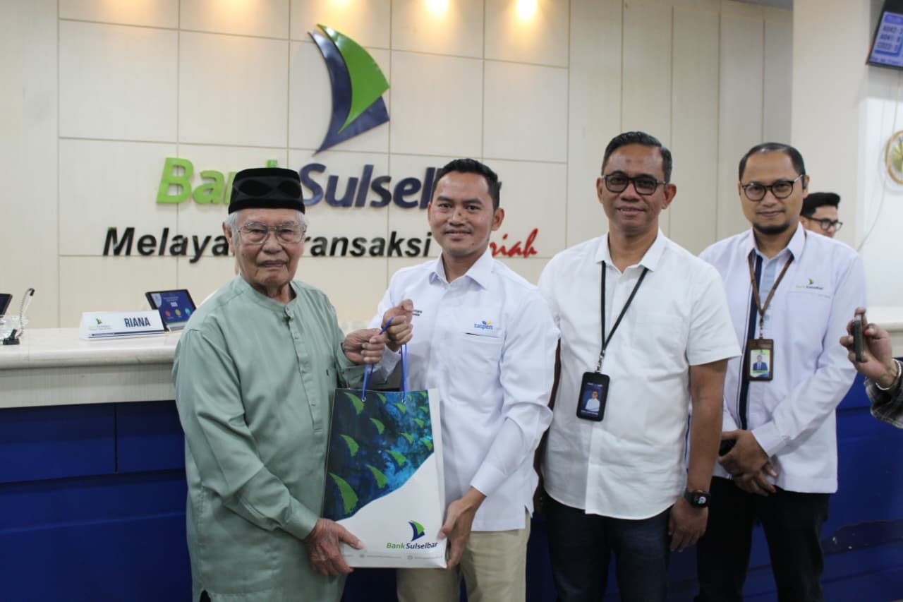 Komisaris Independen PT TASPEN, Ariawan, memonitor langsung penyerahan THR di sejumlah mitra bayar di Makassar. (Foto/TASPEN)