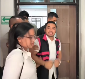 Videografer Amsal Sitepu mengenakan rompi tahanan Kejaksaan. (BeritaNasional/IG Amsal Sitepu)