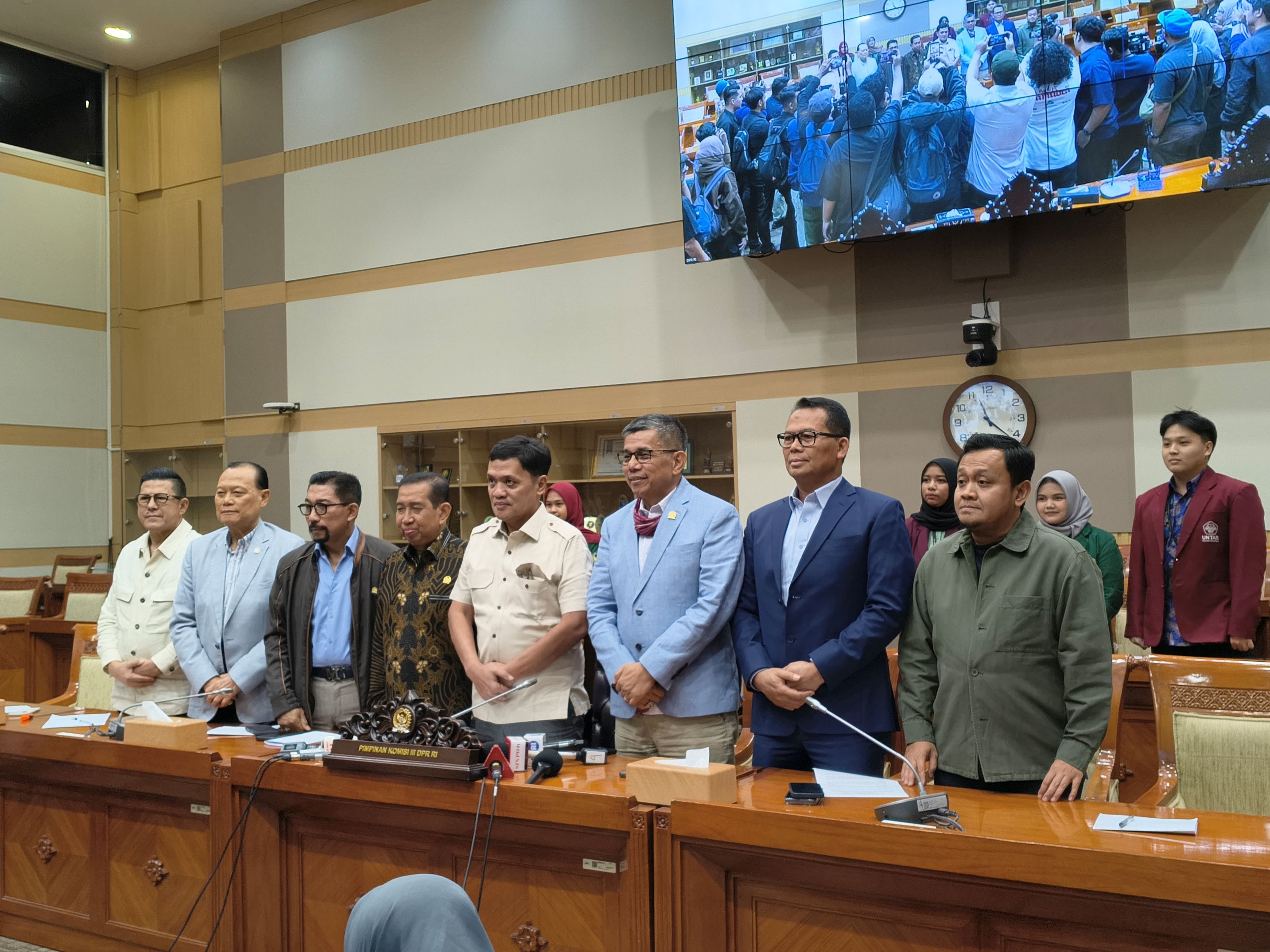 Pimpinan dan Anggota Komisi III DPR membacakan hasil kesimpulan rapat khusus soal penyiraman air keras aktivis KontraS, Senin (16/3/2026). (BeritaNasional/Ahda)