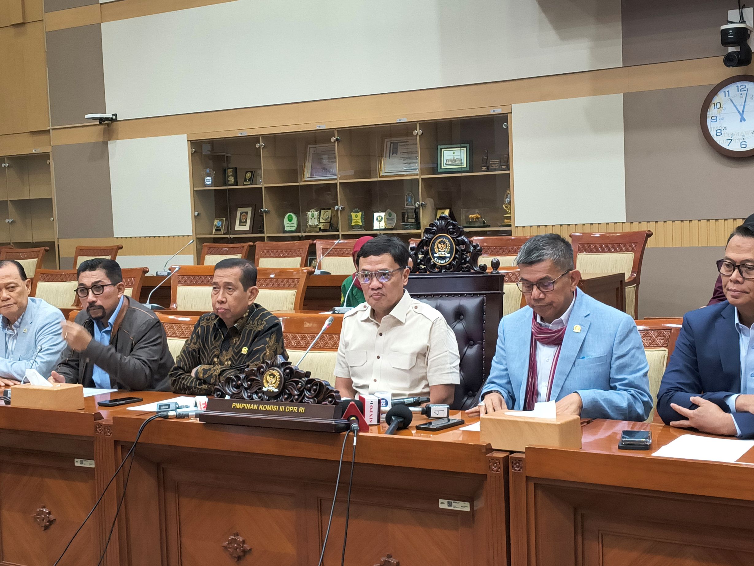 Pimpinan dan Anggota Komisi III DPR membacakan hasil kesimpulan rapat khusus soal penyiraman air keras aktivis KontraS, Senin (16/3/2026). (BeritaNasional/Ahda)