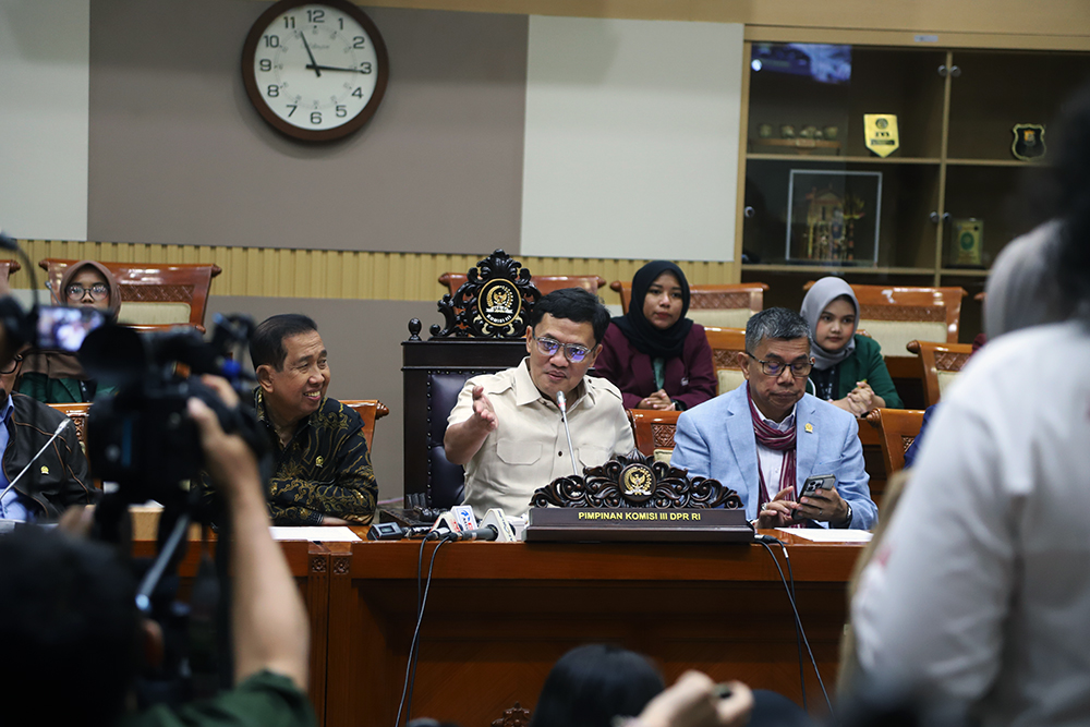 Komisi III DPR meneberikan keterangan kepada wartawan terkait penyiraman air keras terhadap Wakil Koordinator KontraS Andrie Yunus. (BeritaNasional/Elvis Sendouw)