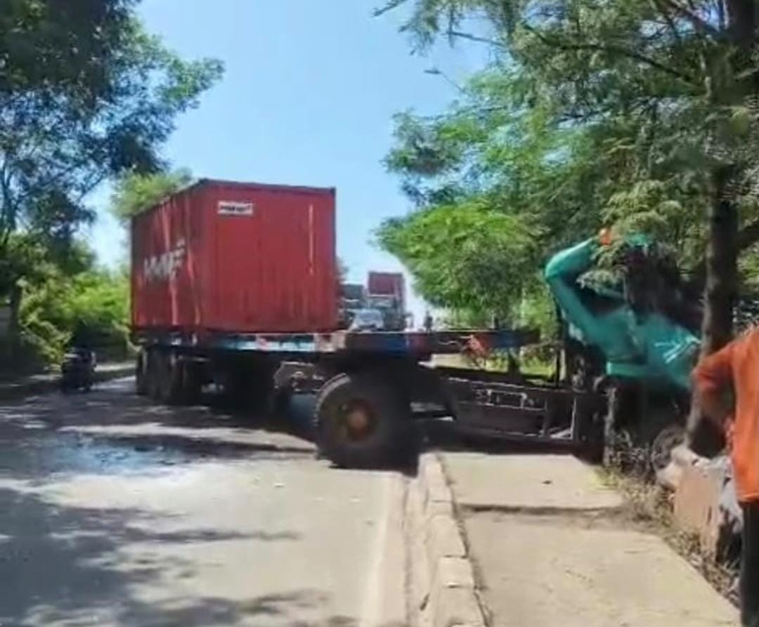 Kontainer anjlok di wilayah Cilincing. (Foto/doc. Humas Tj)