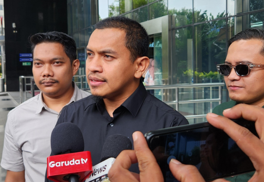 Kuasa hukum eks Wamenaker Immanuel Ebenezer, Aziz Yanuar. (Beritanasional/Panji Septo)