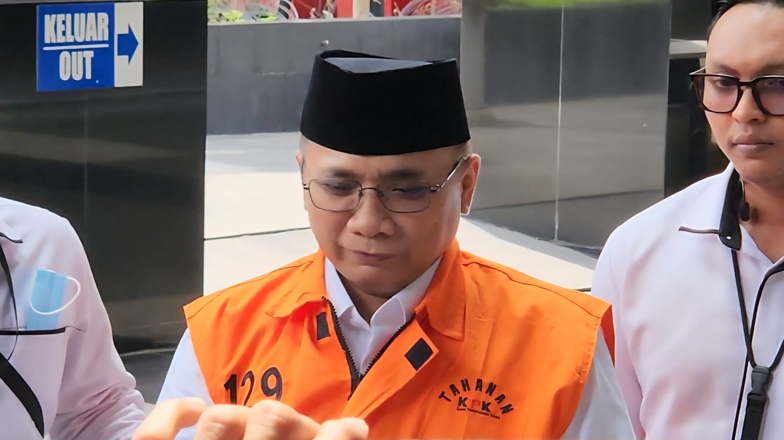 Tersangka Gus Yaqut kembali kenakan rompi orange setelah pulang ke rumah. (BeritaNasional/Panji)