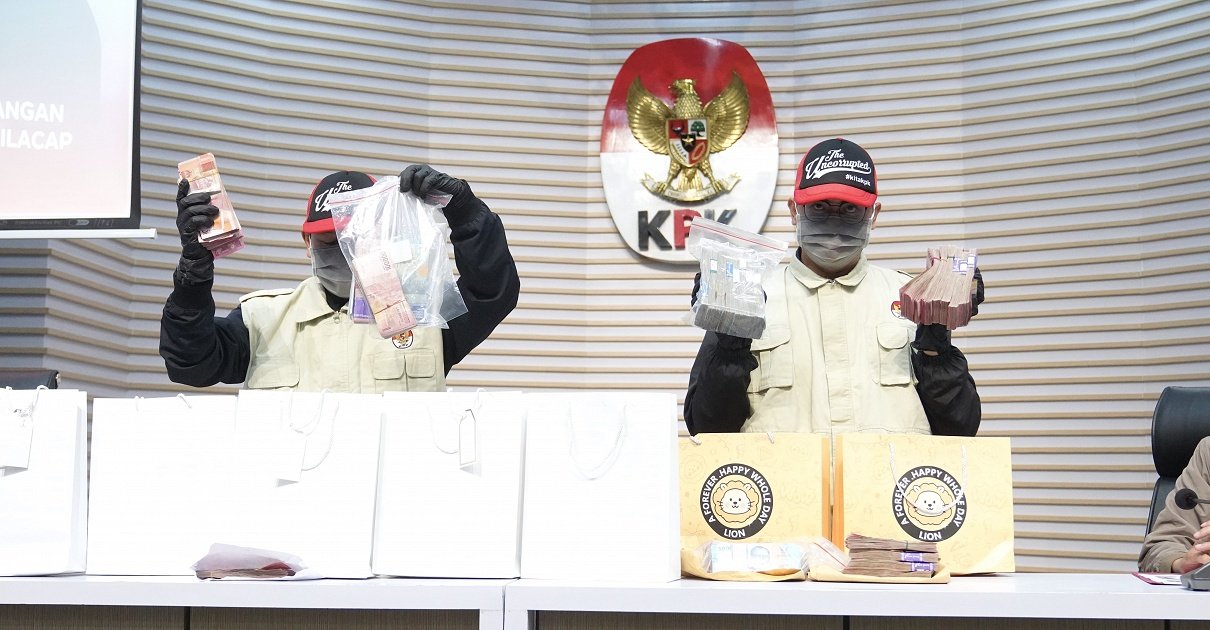 KPK Tangkap Tangan Tersangka Terkait Pemerasan dan Penerimaan Lainnya di Kabupaten Cilacap. (Foto/KPK)