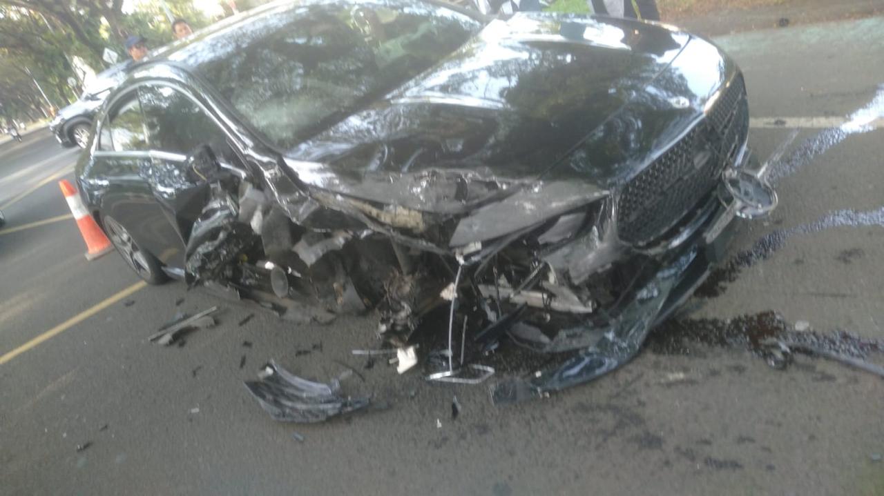 Lawan Arah, Mobil Mercy Tabrak Xpander di Jalan Sutera Utama Tangsel. (Foto/Istimewa)
