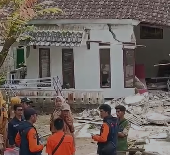 Rumah warga rusak berat akibat fenomena tanah bergerak di Sukabumi Jawa Barat. (BeritaNasional/BNPB)