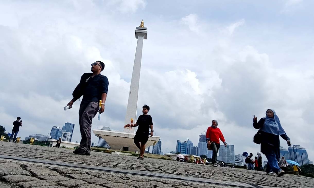 Sejumlah warga berwisata di Monumen Nasional (Monas), Jakarta, Rabu (25/3/2026).  (Beritanasional.com/Oke Atmaja)