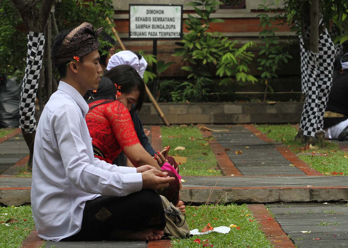 Umat Hindu beribadah saat Nyepi. (Beritanasional.com/Oke Atmaja)