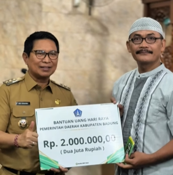 Pemkab Badung membagikan bantuan uang hari raya untuk umat Muslim di Badung, Bali. (BeritaNasional/IG Pemkab Badung)