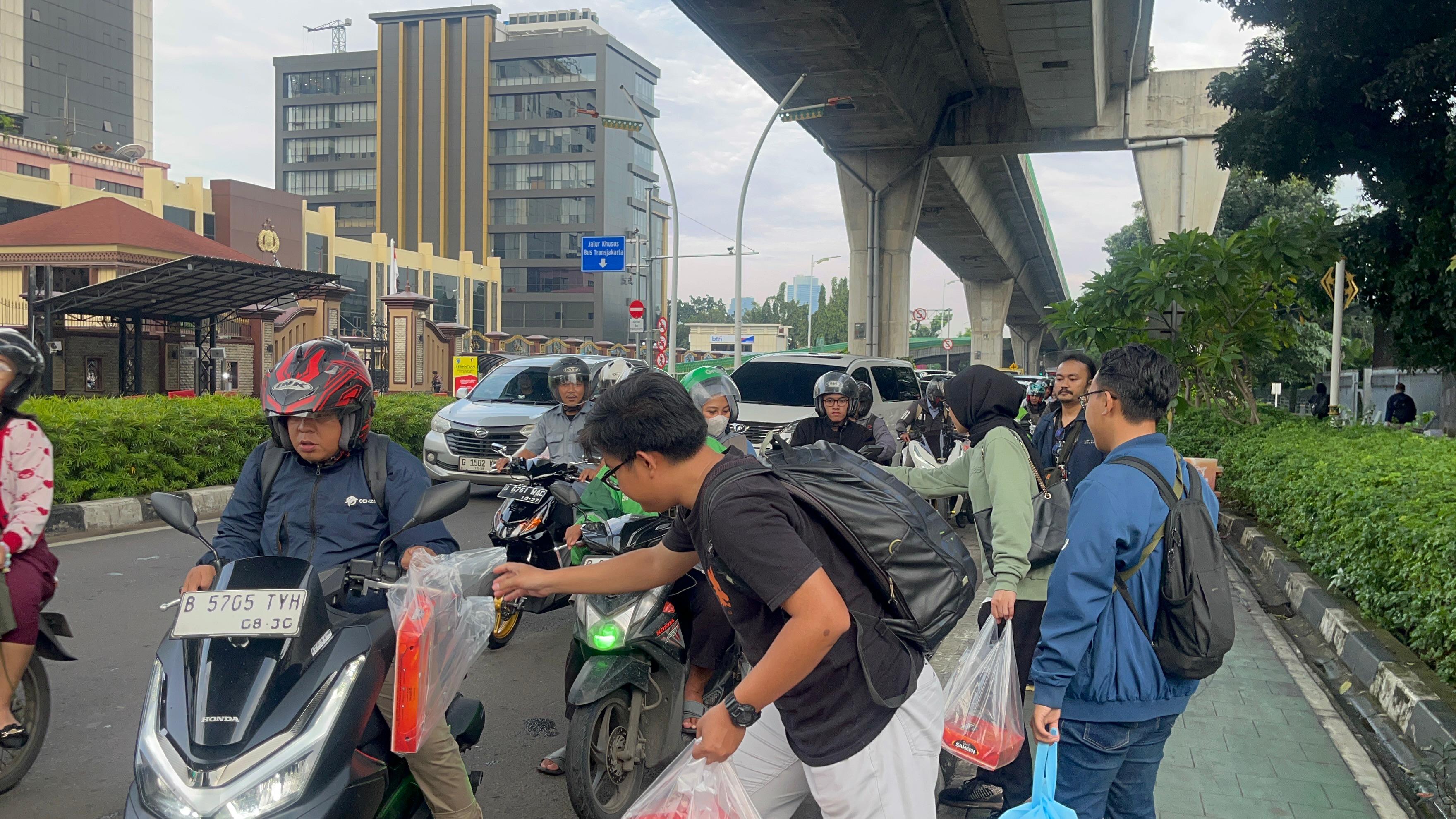 Mabes Polri Bersama Jurnalis Tebar 1.500 Paket Takjil untuk Masyarakat. (BeritaNasional/Bachtiar).
