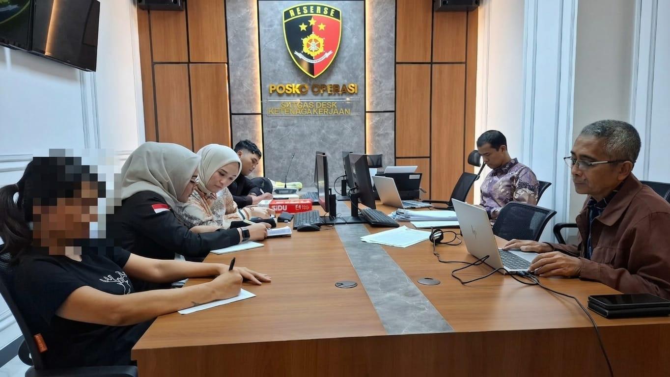 Tersangka PT BPR DCN Malang yang ditangkap OJK dan Bareskrim Polri. (BeritaNasional/OJK).