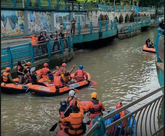 Penuangan 10 ribu eco enzym ke Sungai Jeletreng, Tangerang Selatan, Minggu (8/3/2026). (BeritaNasional/TT Kananga Rescue)