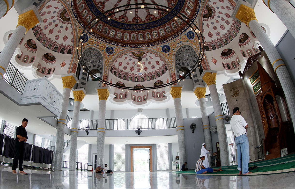 Umat islam beribadah di Masjid Jami Al Fajri, Pejaten Barat, Jakarta, Minggu (1/3/2026). (Beritanasional.com/Oke Atmaja)