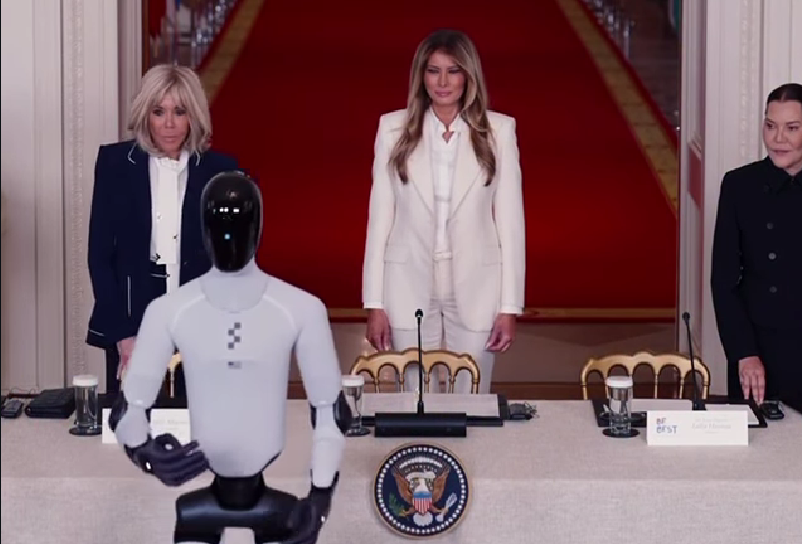 Ibu Negara AS Melania Trump (tengah) saat menampilkan robot humaniod di Gedung Putih. (Foto/Instagram)