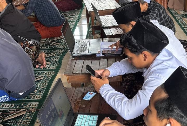 Santri Ponpes Nihadlul Qulub, Moga, Pemalang, Jawa Tengah ikut pelatihan literasi digital. (BeritaNasional/Kemenag)