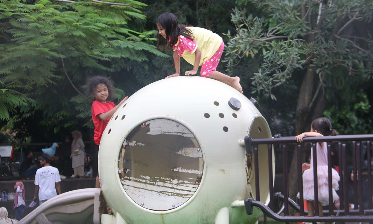 Pengunjung berada di Tebet Eco Park, Tebet, Jakarta,Kamis (26/3/2026).(Beritanasional.com/Oke Atmaja)