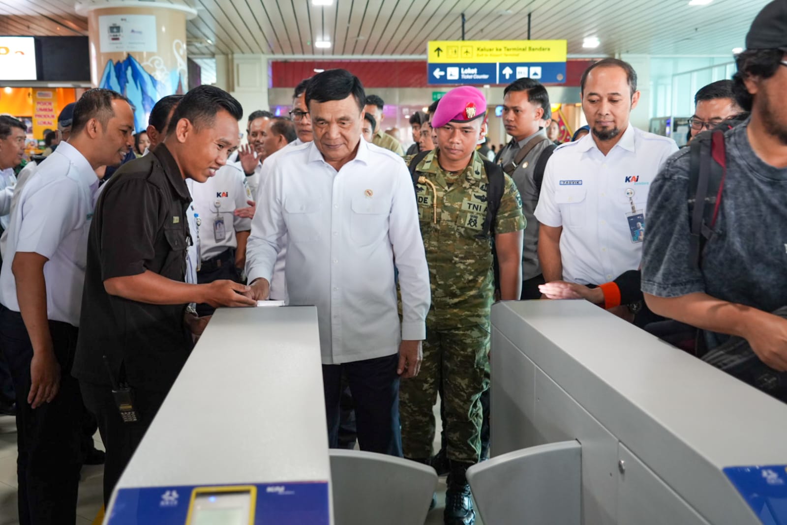 Menko Polkam Djamari Chaniago (dua dari kiri) saat mengecek kesiapan bandara di Yogyakarta. (Foto/Istimewa)