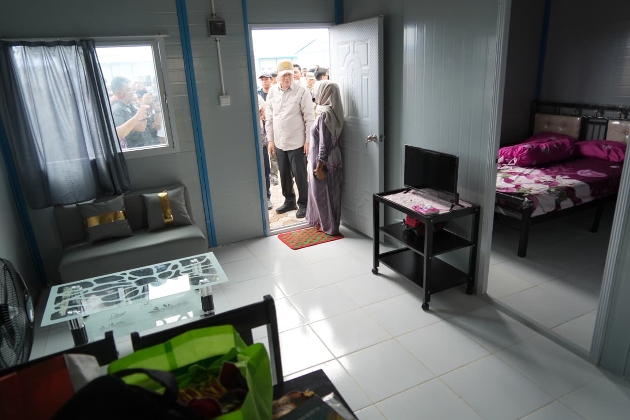 Menko Polkam Djamari Chaniago menyapa warga yang menerima huntap. (BeritaNasional/dok Kemenko Polkam)