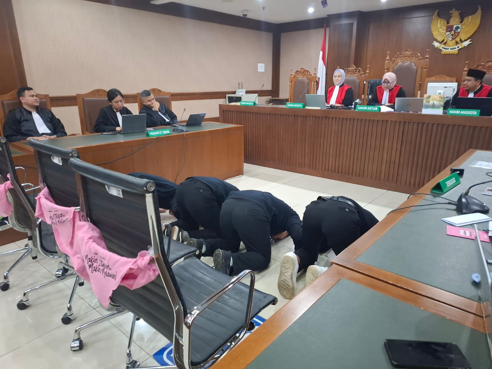 Direktur Lokataru Foundation Delpedro Marhaen dengan tiga rekannya sujud syukur setelah diputus bebas. (BeritaNasional/istimewa)