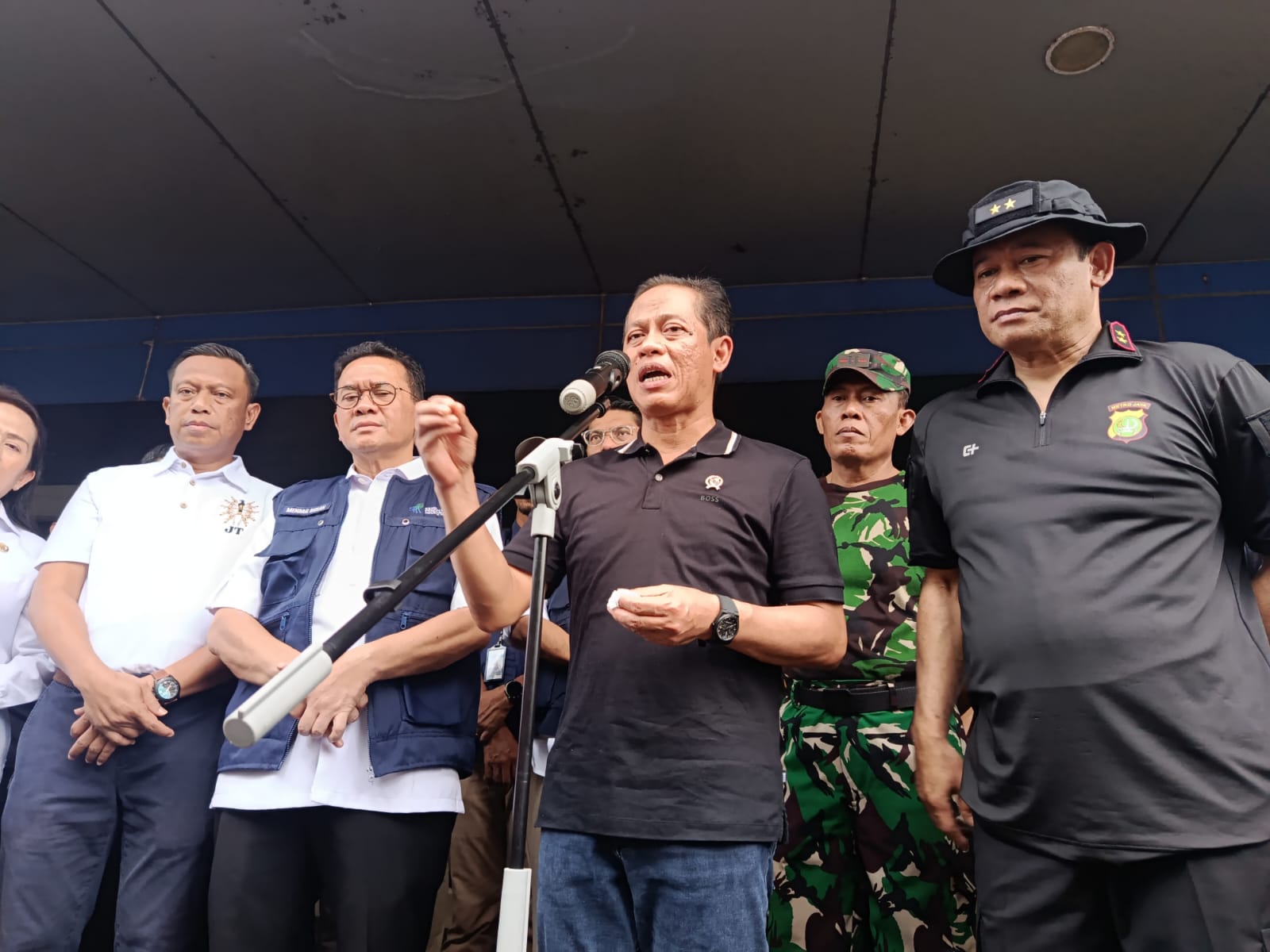 Menteri Lingkungan Hidup (LH) Hanif Faisol Nurofiq saat menyampaikan update proses hukum longsor sampah Bantargebang Kota Bekasi Jabar. (BeritaNasional/Bachtiarudin)