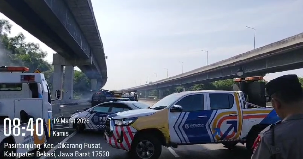 Insiden mobil terbakar di Tol Jakarta–Cikampek KM 40A.  (Foto/doc. JasaMarga)