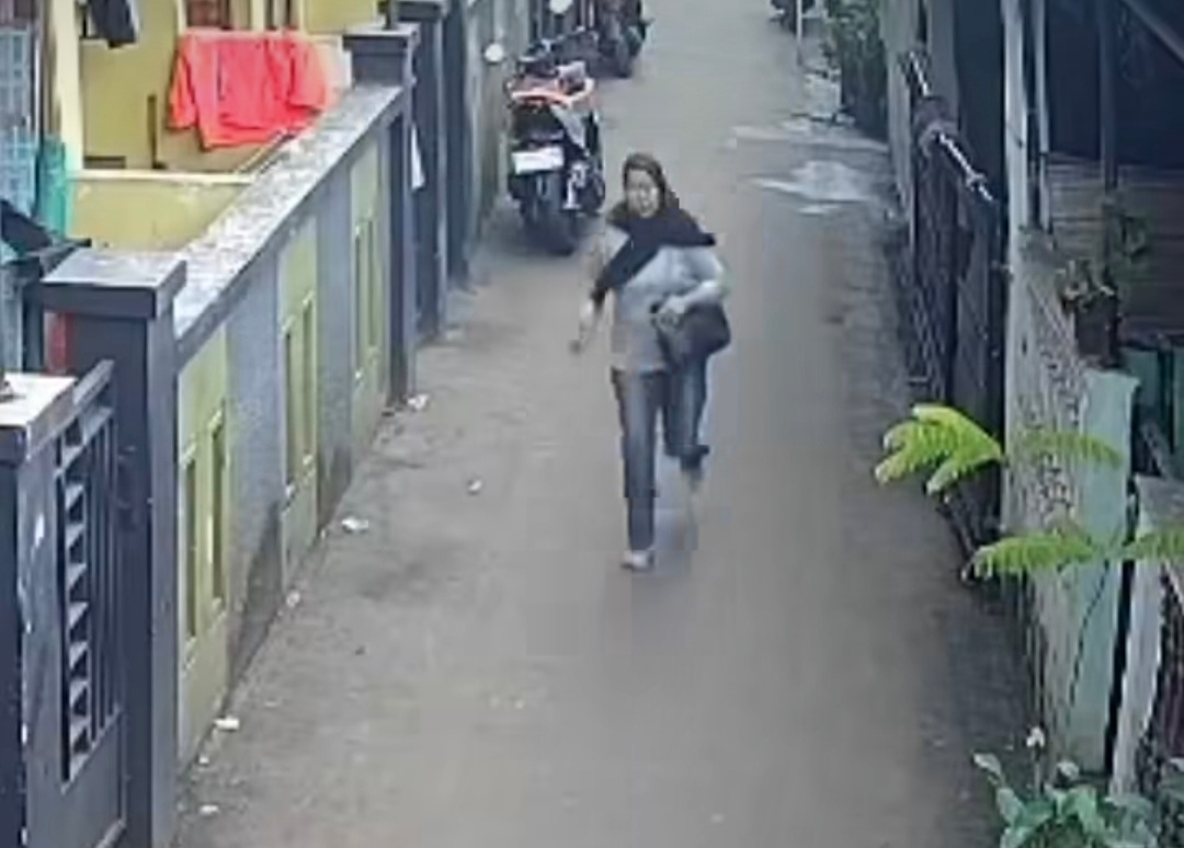 Seorang perempuan beraksi mencuri yang takziah di Kramat Jati, Jaktim, Senin (2/3/2026). (BeritaNasional/IG Info Cipayung)