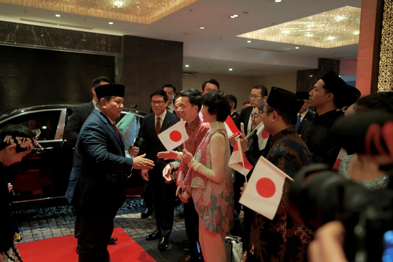 Presiden Prabowo Subianto (kiri) disambut warga diaspora di Tokyo, Jepang. (Foto/BPMI)