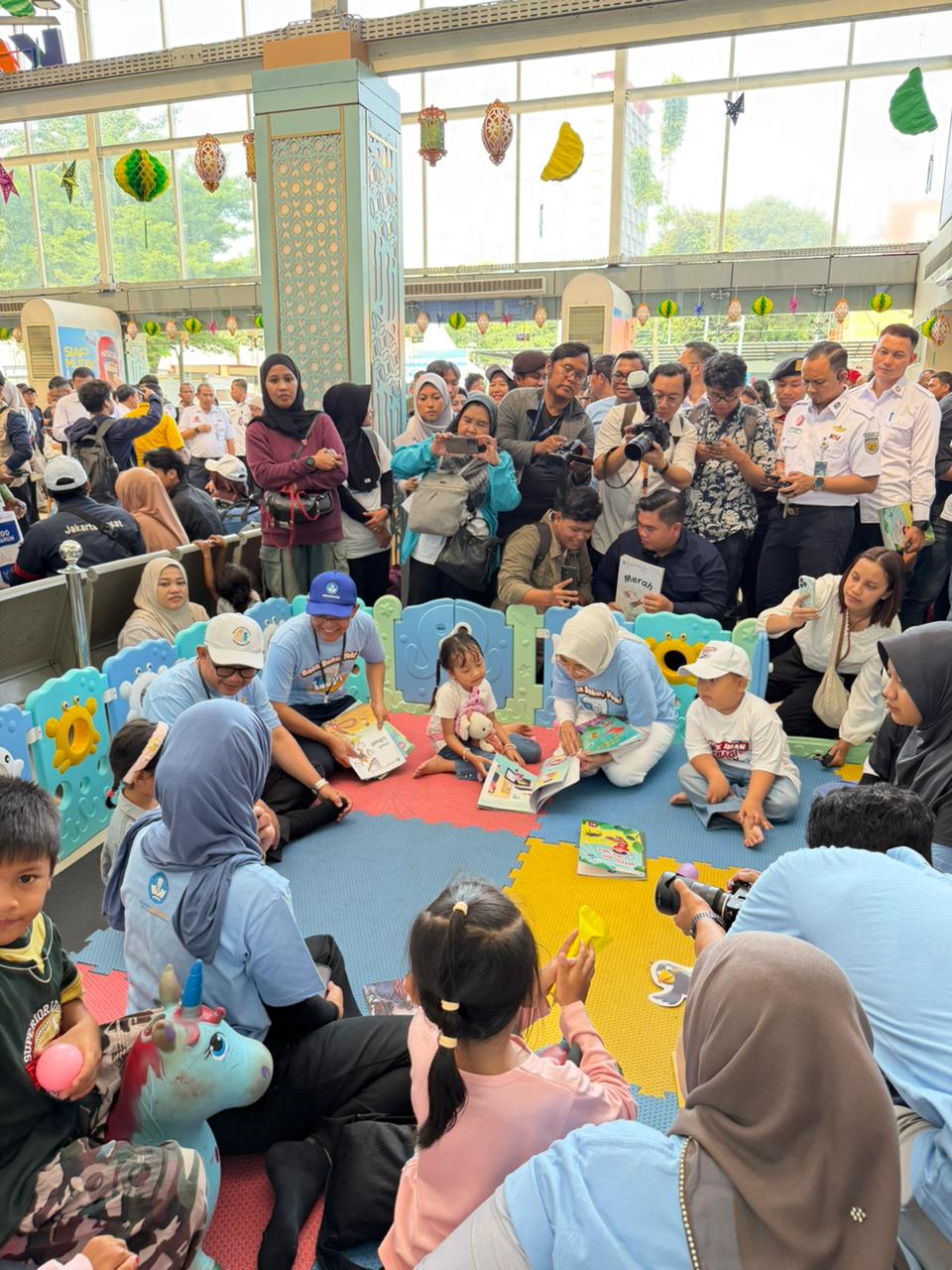 Ketua Komisi X DPR Hetifah Sjaifudian (tengah) dalam kegiatan Mudik Asyik Baca Buku 2026 di Stasiun Senen, Jakarta. (BeritaNasional/Tim Media Hetifah)