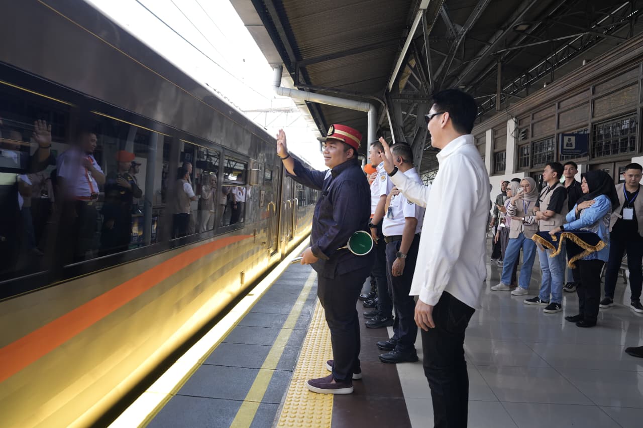 Anggota DPR RI Kawendra Lukistian resmi memberangkatkan 395 pemudik dalam Program Mudik Gratis Bareng Mas Kawe 2026 di Stasiun Senen, Jakarta. (BeritaNasional/Elvis Sendouw)