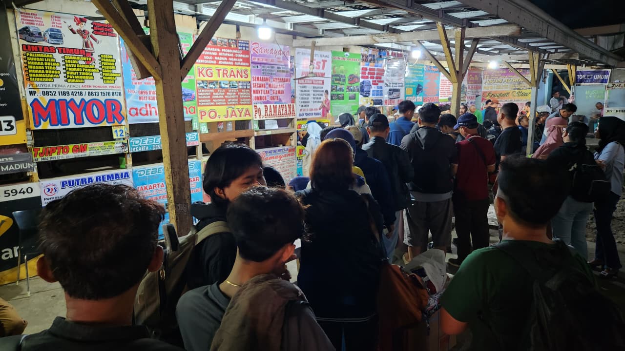 Aktivitas mudik di kawasan terminal bayangan Pondok Pinang, Jakarta Selatan. (BeritaNasional/Panji Septo)