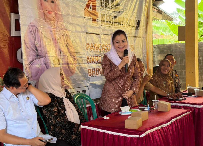 Anggota MPR/DPR RI Dr. Hj. Novita Wijayanti, menggelar sosialisasi 4 Pilar Kebangsaan di Desa Pageralang. (Foto/istimewa).