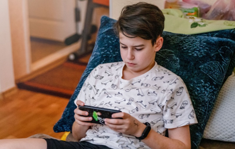 Anak sibuk main game online (Foto/Pixabay)