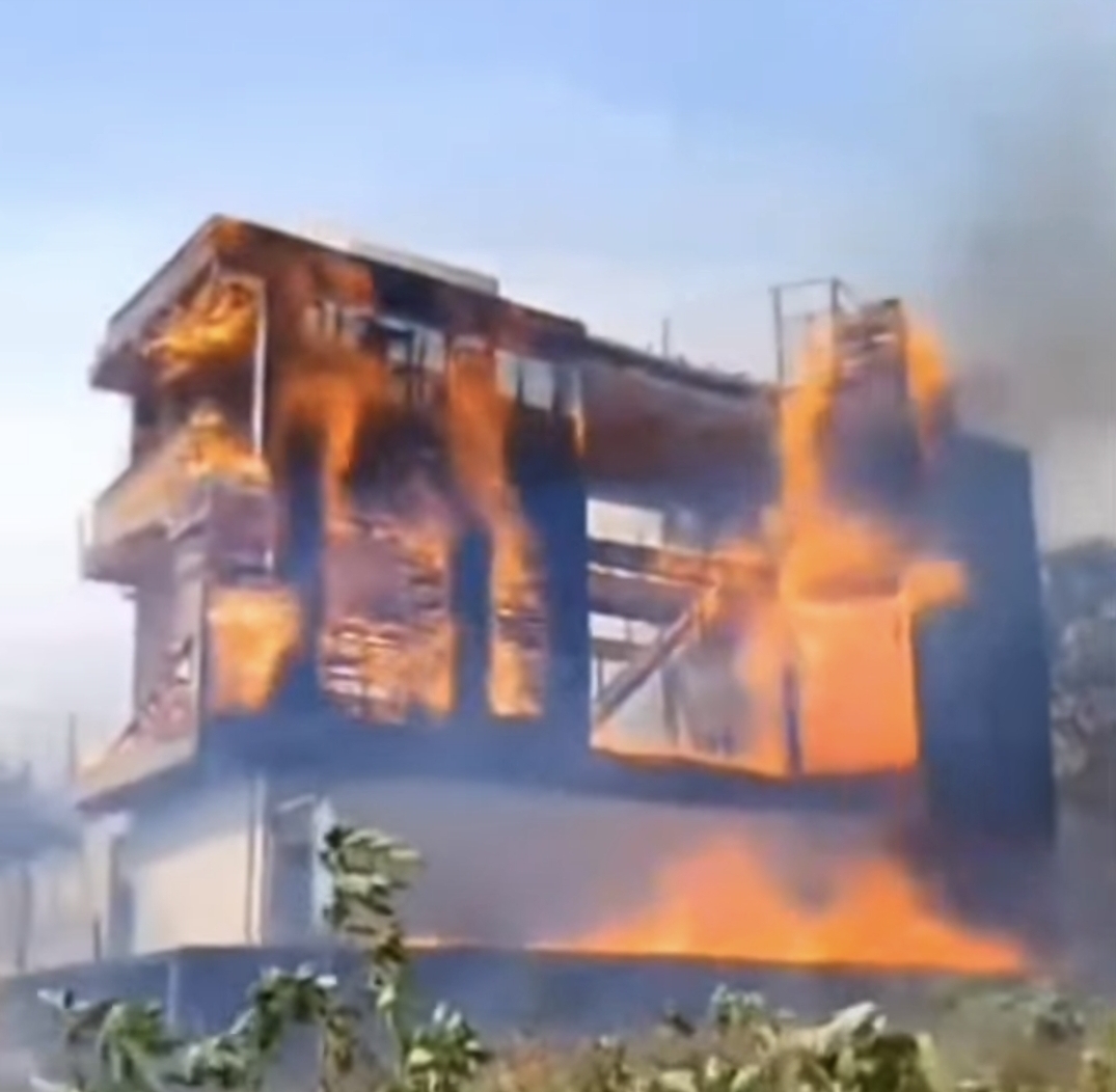 Paduppa Resort di Kabupaten Bulukumba, Sulawesi Selatan terbakar sejak Selasa (3/3/2026) siang. (BeritaNasional/IG Info Kejadian Makassar)