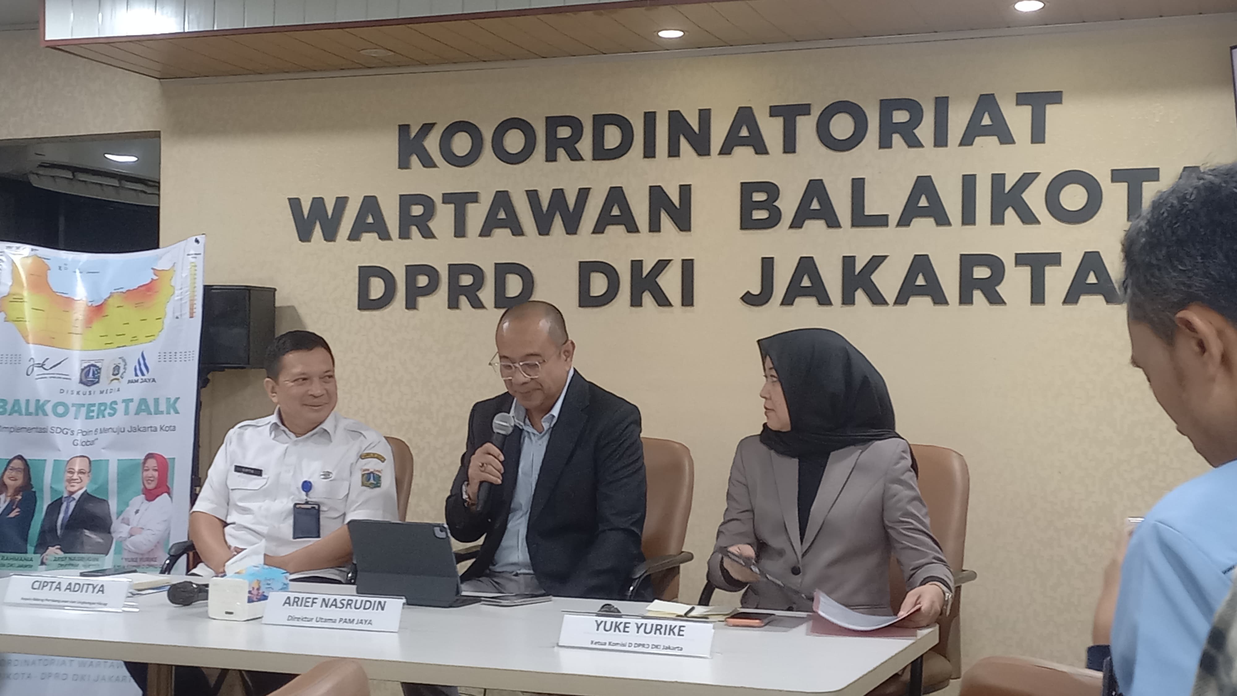 Direktur Utama PT PAM Jaya Arief Nasrudin (tengah) di Balai Kota Jakarta, Rabu (11/3/2026). (BeritaNasional/Lydia)