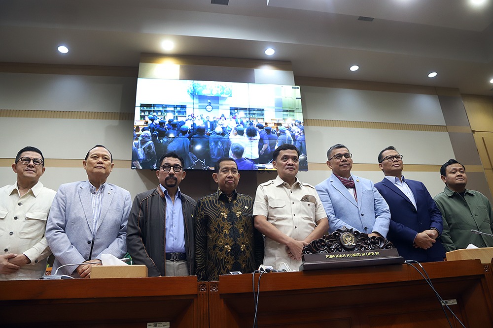 Komisi III memberikan keterangan kepada wartawan usai menggelar rapat membahas kasus penyiraman air keras terhadap Andrie Yunus aktivis KontraS. (BeritaNasional/Elvis Sendouw)