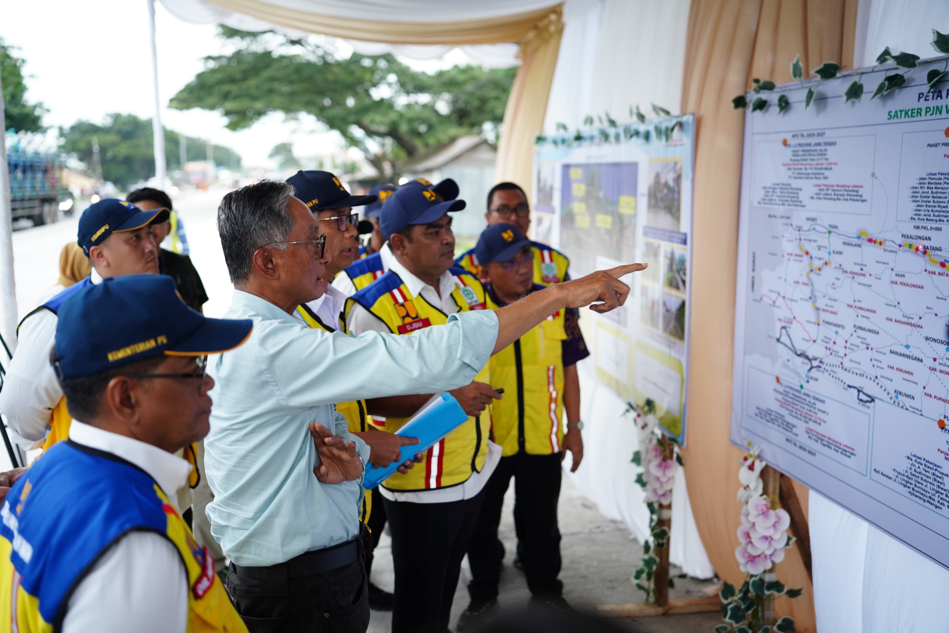 Menteri PU Dody Hanggodo tinjau ruas jalan Pemalang Pekalongan. (BeritaNasional/dok kemenPU)