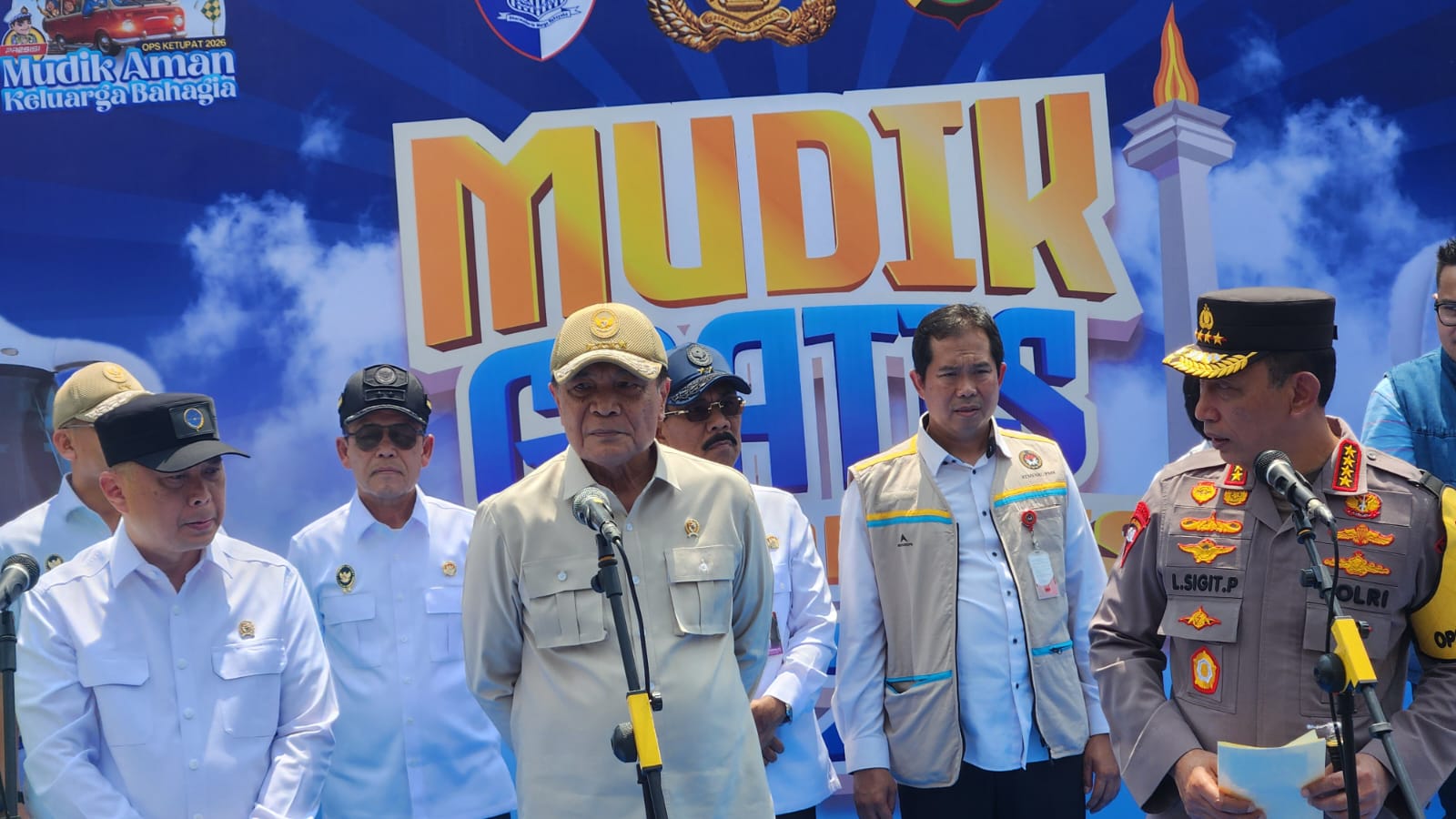 Menko Polkam Djamari Chaniago (tengah) melepas peserta Mudik Gratis Presisi Polri di Jakarta, Rabu (18/3/2026). (BeritaNasional/Bachtiarudin)