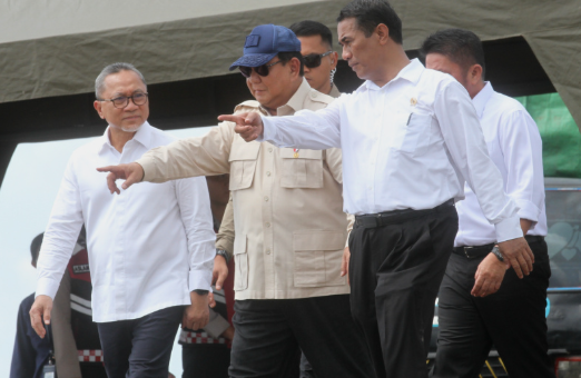 Presiden Prabowo Subianto (dua dari kanan) bersama Mentan Andi Amran Sulaiman (kanan) saat acara tanam raya. (BeritaNasional/Setpres)