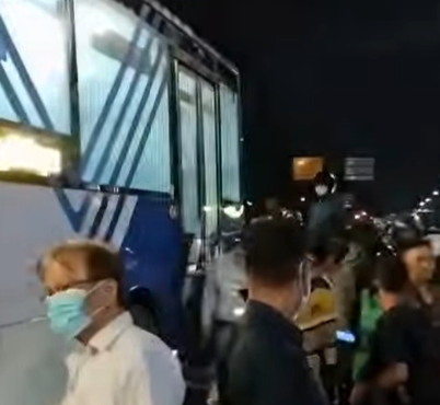 Penumpang bus dan warga berkerumun di lokasi kejadiaan sesaat setelah kejadian kecelakaan. (BeritaNasional/tangkapan layar)