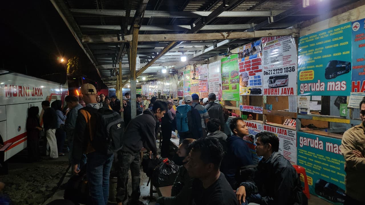 Pemudik mulai berangkat lebih awal ke kampung halaman dari terminal bayangan Pondok Pinang. (BeritaNasional/Panji Septo)