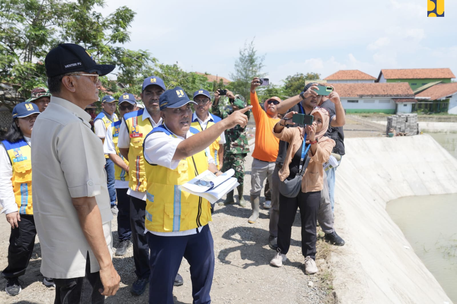 Menteri PU Dody Hanggodo meninjau Penanganan Pascabanjir Ruas Jalan Ketanggungan–Pejagan. (BeritaNasional/KemenPU)