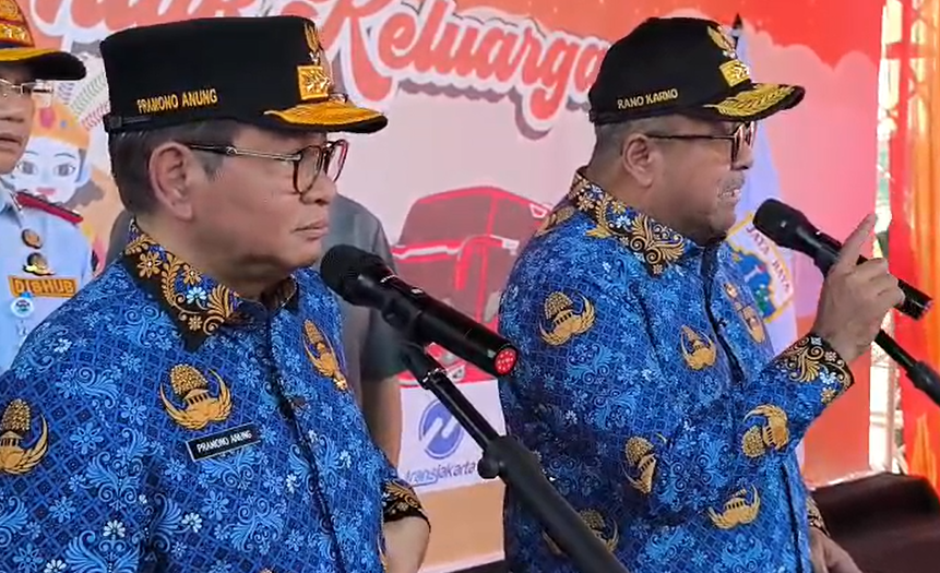 Gubernur DKI Jakarta Pramono Anung dan Wakilnya Rano Karno saat melepas pemudik di Monas Jakarta. (BeritaNasional/Lydia)