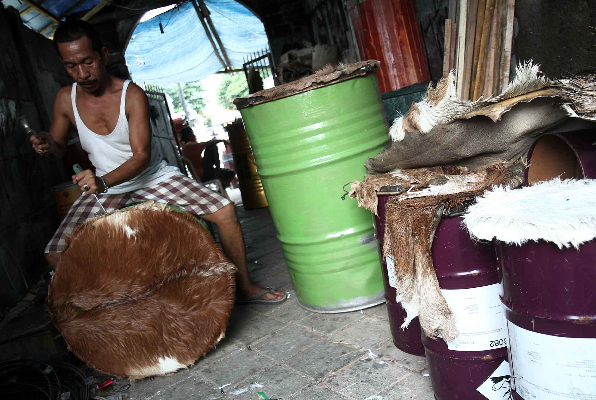 Pedagang membuat beduk kulit kambing dan sapi di Jalan Mas Mansyur, Tanah Abang, Jakarta Pusat, Kamis(12/3/2026).  (Beritanasional.com/Oke Atmaja)