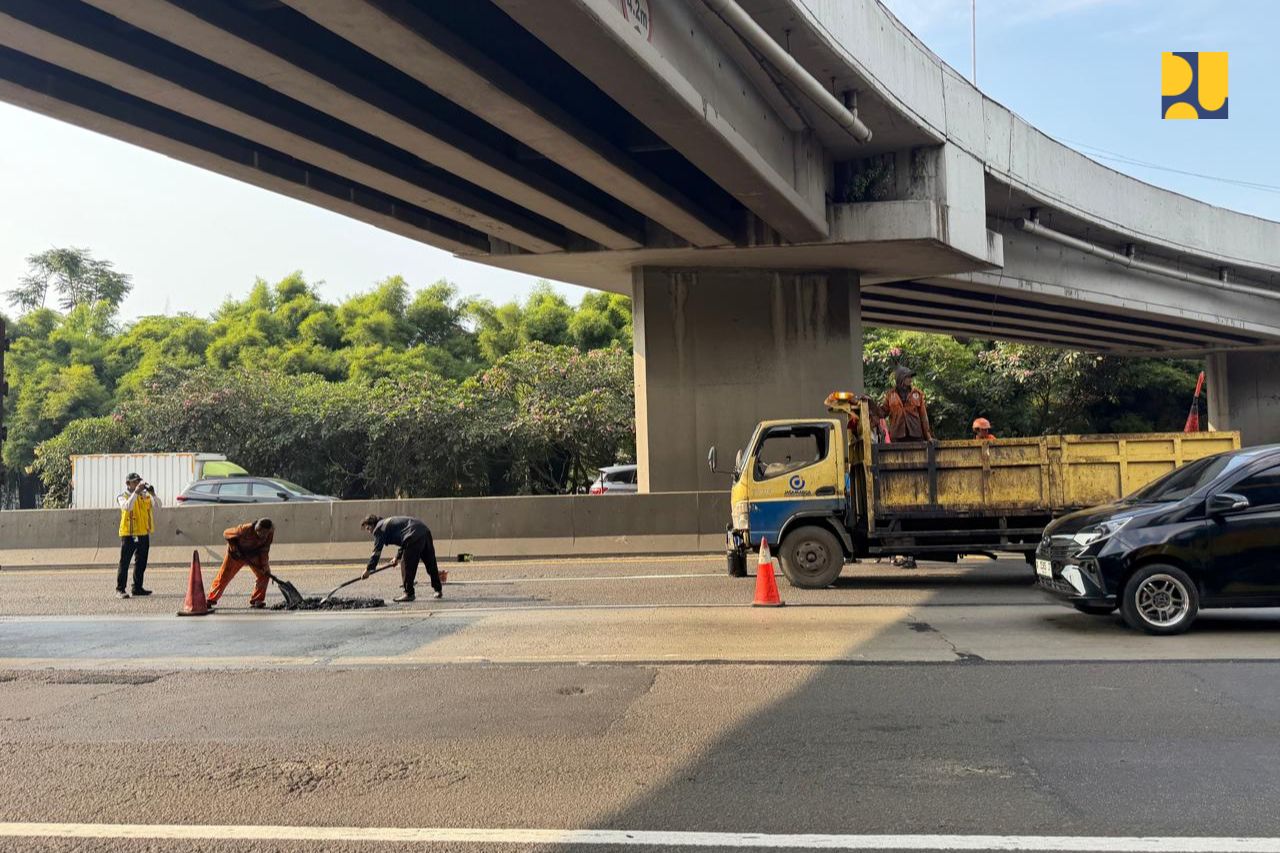 Pekerja melakukan pengerasan ruas tol Jakarta Tangerang. (BeritaNasional/KemenPU)
