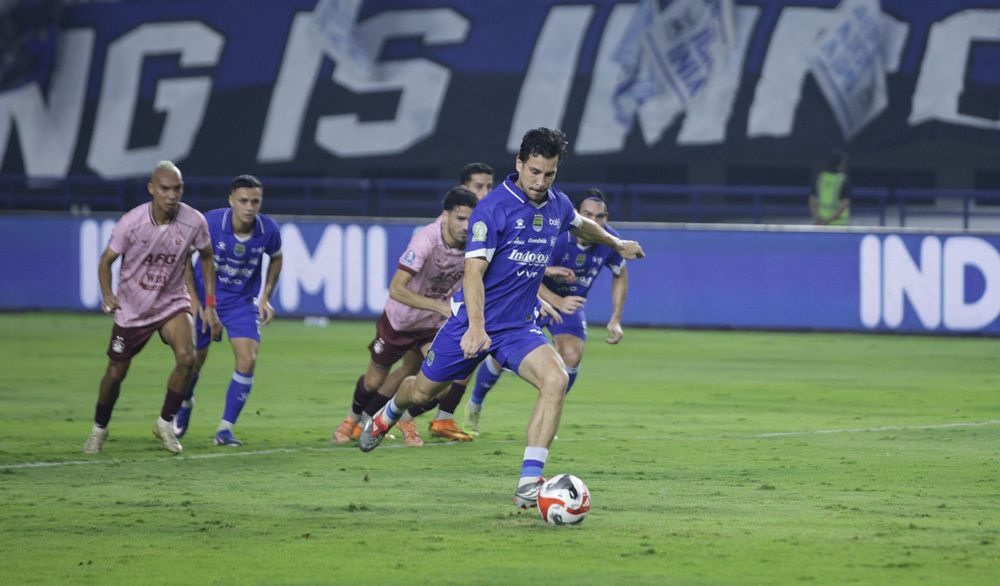 Gelandang Persib Bandung Thom Haye memperoleh tendangan penalti. (Foto/persib.co.id)