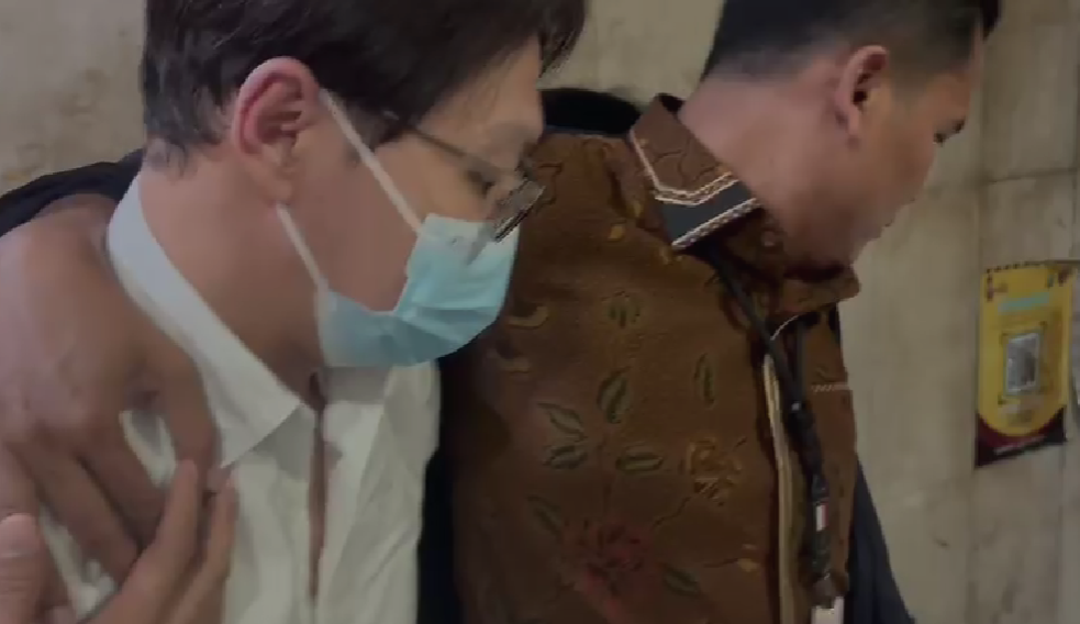 Momen Dokter Richard Lee keluar dari gedung Direktorat Reserse Kriminal Khusus. (Foto/Ist)