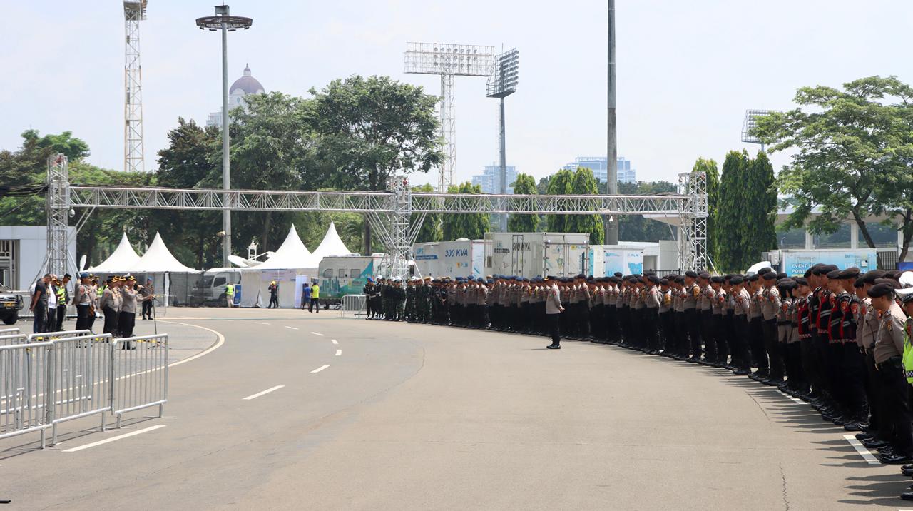 Personel gabungan mengamankan kawasan GBK, Senayan jelang laga final FIFA Series Indonesia vs Bulgaria. (BeritaNasional/Bachtiar)